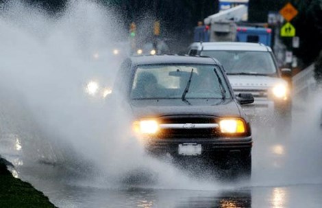 Kinh nghiệm lái xe ô tô an toàn: Lái xe dưới trời mưa